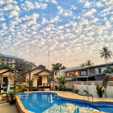 Sunray Guesthouse สุนันท์บ้านพักริมคลอง Uthai Thani Exteriér fotografie