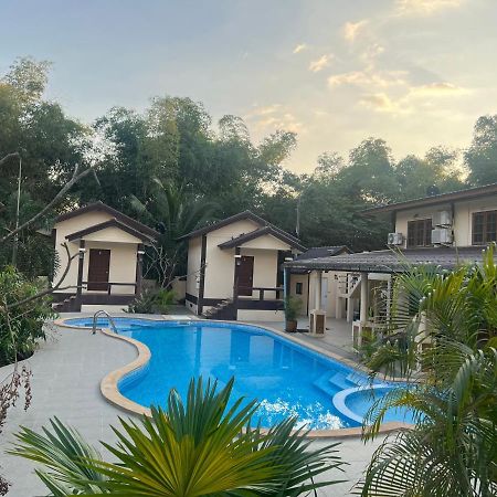 Sunray Guesthouse สุนันท์บ้านพักริมคลอง Uthai Thani Exteriér fotografie