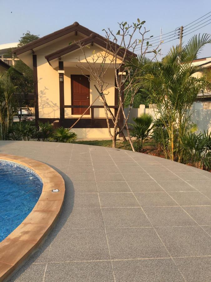 Sunray Guesthouse สุนันท์บ้านพักริมคลอง Uthai Thani Exteriér fotografie