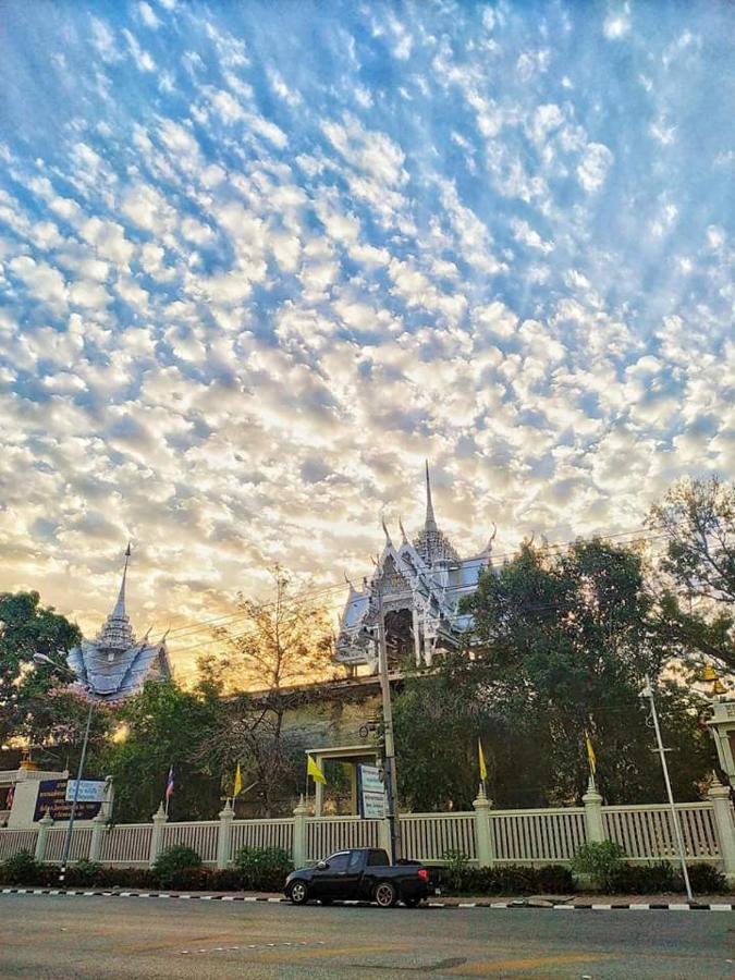 Sunray Guesthouse สุนันท์บ้านพักริมคลอง Uthai Thani Exteriér fotografie