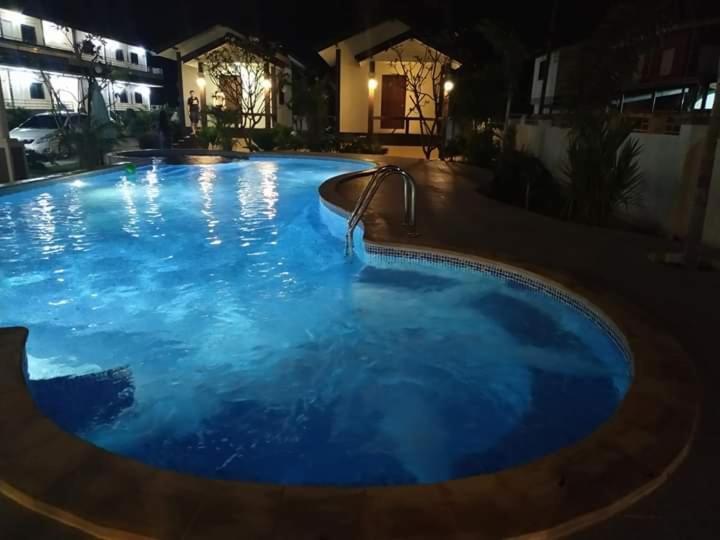 Sunray Guesthouse สุนันท์บ้านพักริมคลอง Uthai Thani Exteriér fotografie
