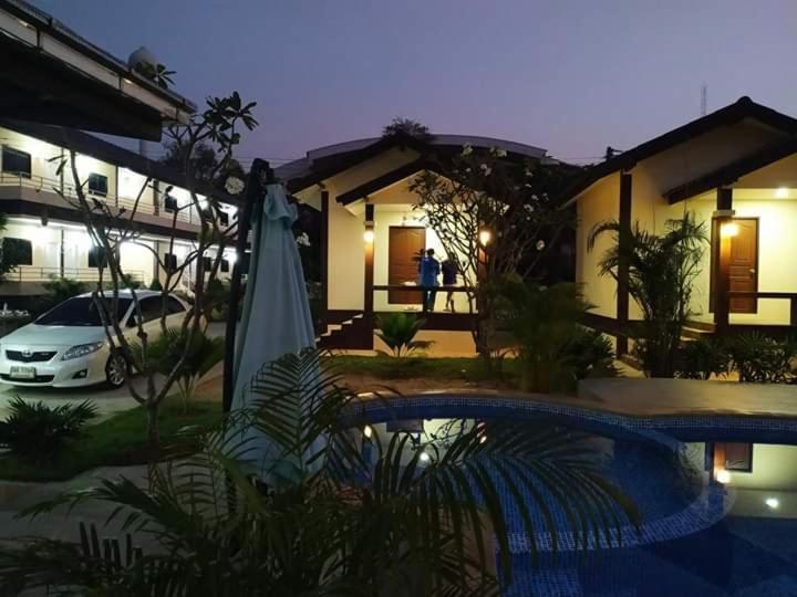 Sunray Guesthouse สุนันท์บ้านพักริมคลอง Uthai Thani Exteriér fotografie