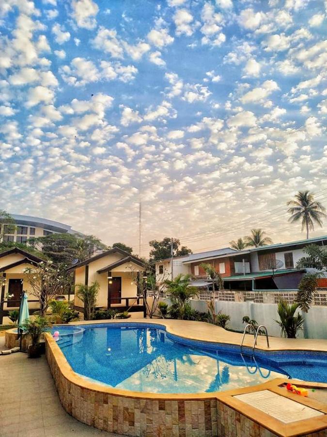 Sunray Guesthouse สุนันท์บ้านพักริมคลอง Uthai Thani Exteriér fotografie