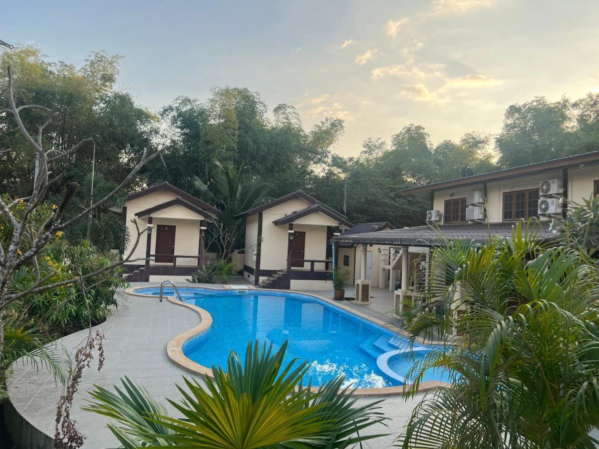 Sunray Guesthouse สุนันท์บ้านพักริมคลอง Uthai Thani Exteriér fotografie