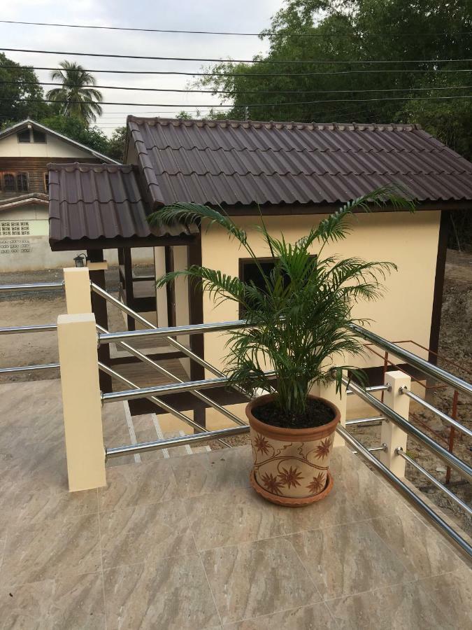 Sunray Guesthouse สุนันท์บ้านพักริมคลอง Uthai Thani Exteriér fotografie