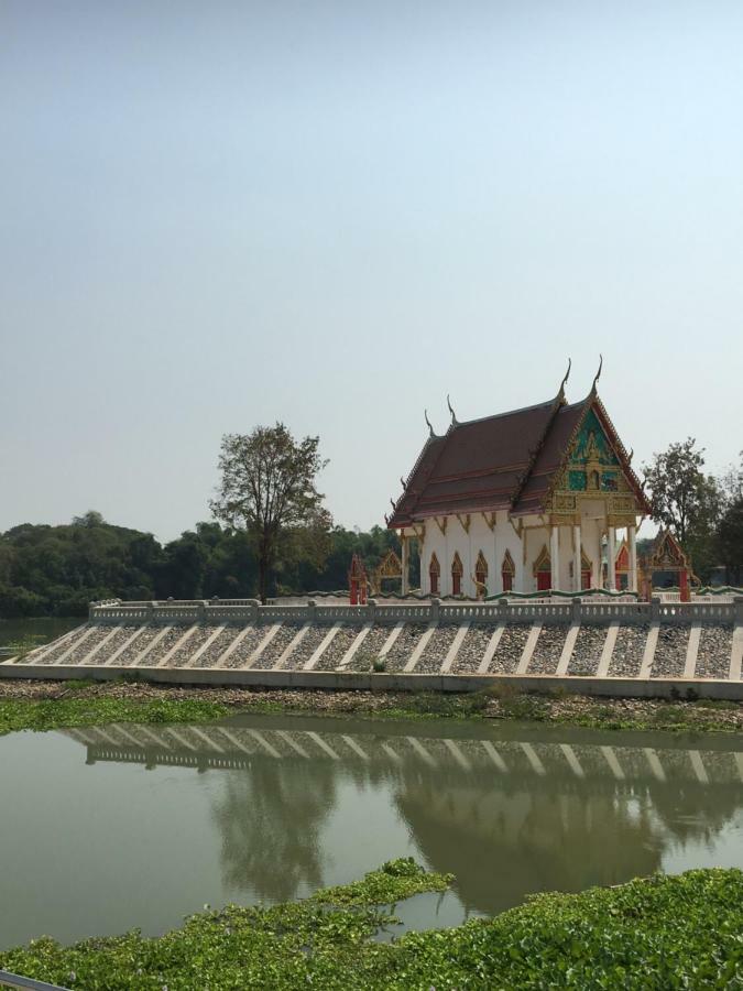 Sunray Guesthouse สุนันท์บ้านพักริมคลอง Uthai Thani Exteriér fotografie