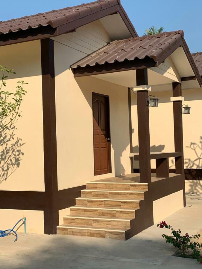 Sunray Guesthouse สุนันท์บ้านพักริมคลอง Uthai Thani Exteriér fotografie