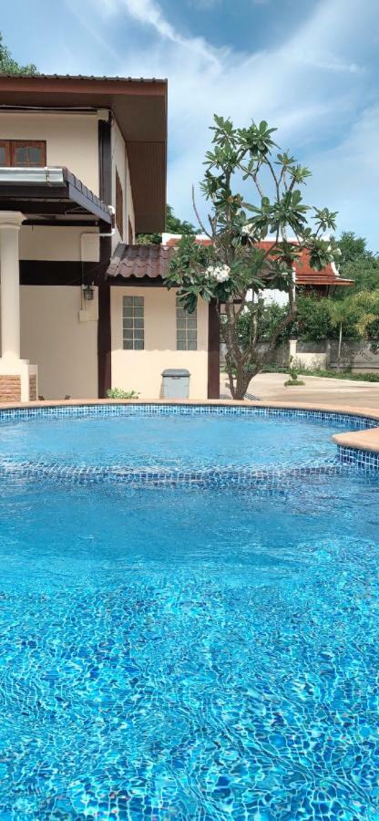 Sunray Guesthouse สุนันท์บ้านพักริมคลอง Uthai Thani Exteriér fotografie